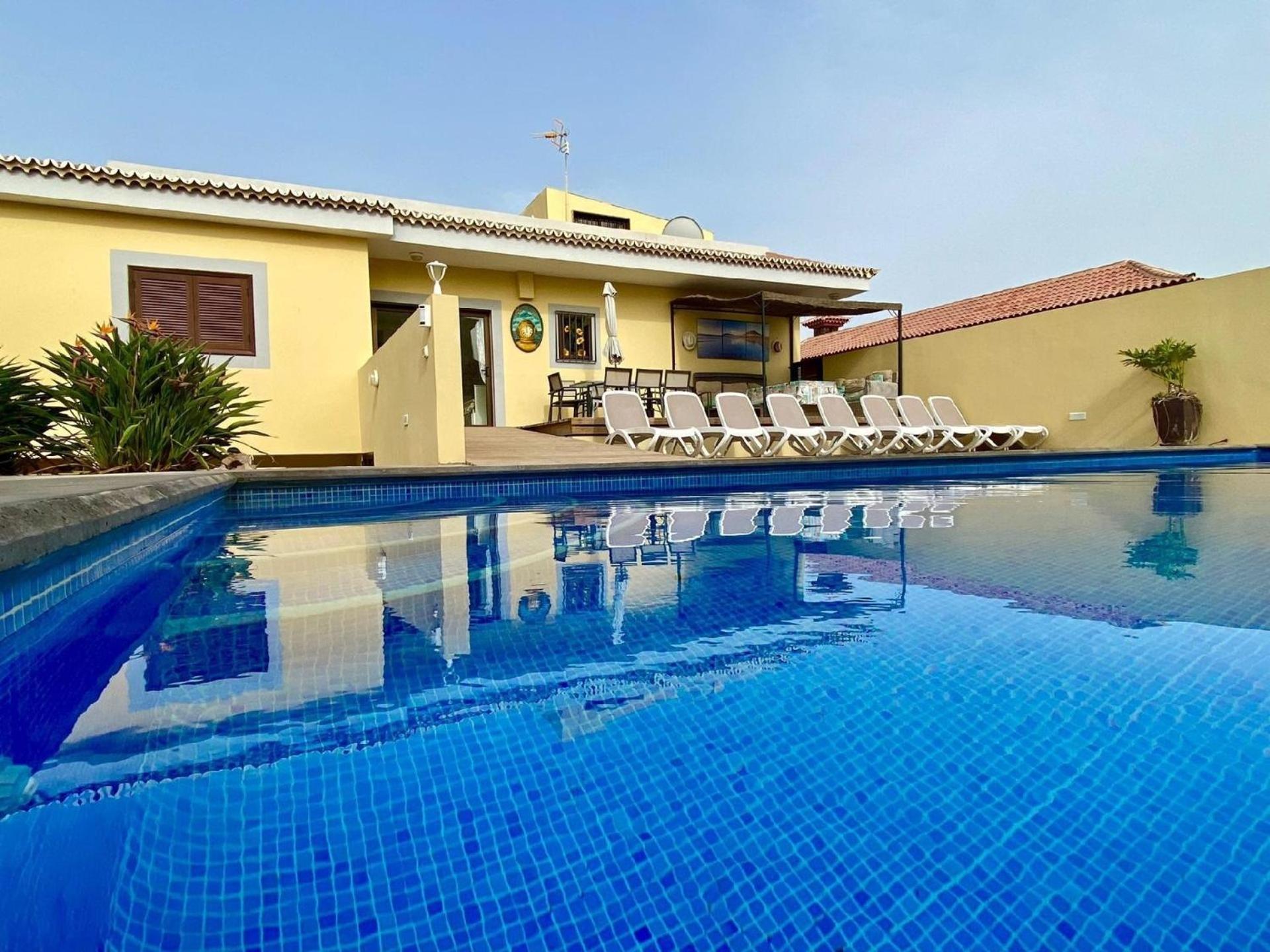 Geraeumiges Haus Mit Exklusivem Schwimmbad Und Solarium Holiday home Las Galletas